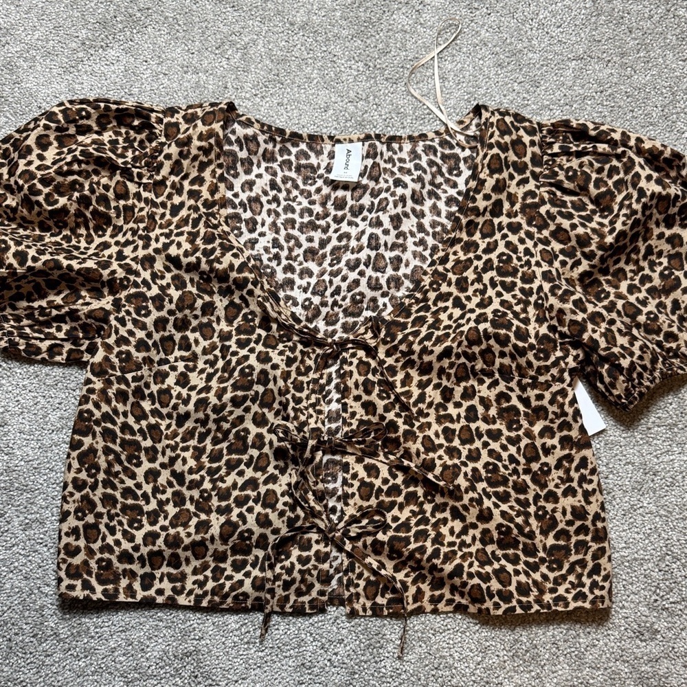 NWT Abound tie front puff sleeve leopard print top